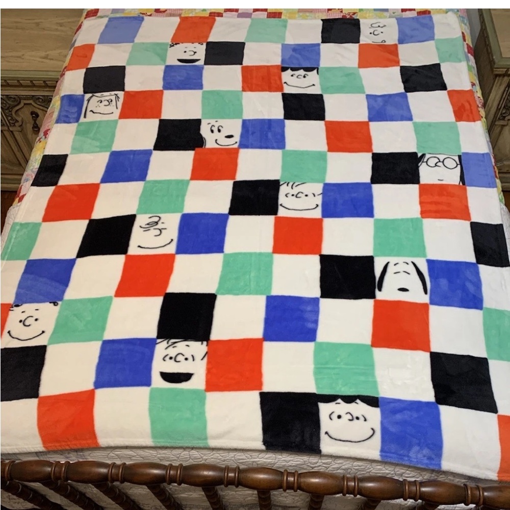 Hallmark Peanuts Gang Checkered Fleece Blanket 57” X 49” Snoopy Charlie Brown
